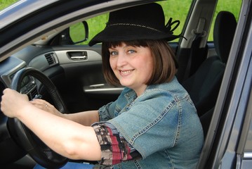 Fototapeta na wymiar женщина за рулем автомобиля