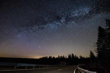 Die Milchstraße im Harz mit Straße und Wald © ohenze