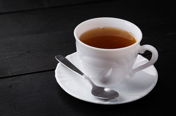 Teetasse auf schwarzem Holzhintergrund