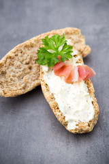 Crispbread with soft cheese with herbs and bacon.