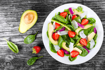 Strawberry,  baby spinach, red onion  goat cheese and avocado sa