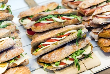 Selbstklebende Fototapeten Italienische Sandwiches im Shop © Maksim Shebeko