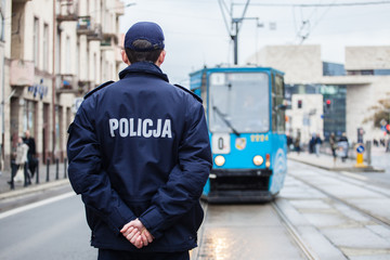 Policjant przed tramwajem
