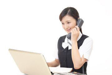 通話中の笑顔のビジネスウーマン