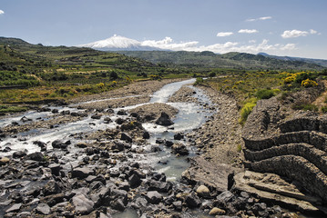 Panorama Fiume con acqua e rocce, simeto ed etna