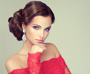 Obrazy na Szkle  Piękny model z elegancką fryzurą. Piękna kobieta z moda fryzura ślubna z makijażem trendu.