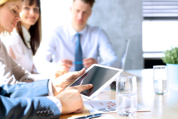 Obraz premium Business colleagues working and analyzing financial figures on a