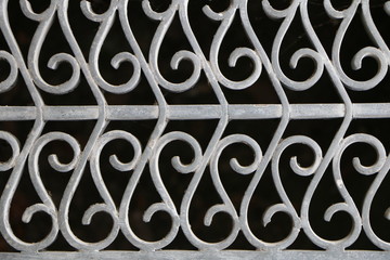 Metallgitter als Hintergrund im Querformat, dekoratives Metallgitter mit fortlaufendem Muster