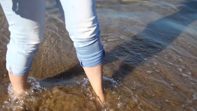 suda keyifle oynayan ayaklar