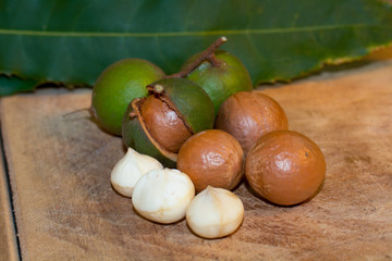 Shelled and unshelled macadamia nuts
