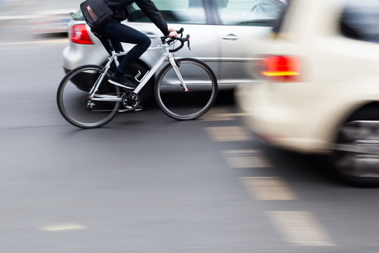 Fototapeta cyclist in city traffic