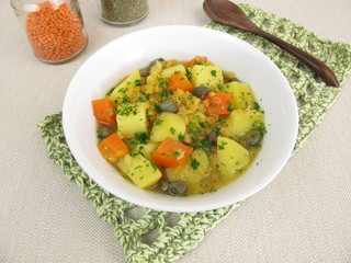 Linsensuppe mit Kartoffeln, Karotten und Kapern