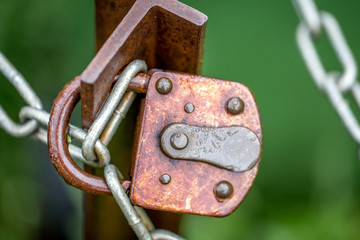 Rostiges Schloss im Regen