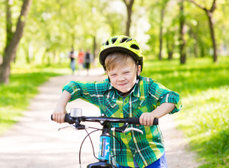 Naklejka premium Funny child learns to ride a bike