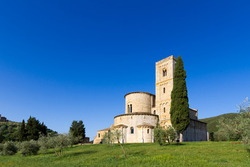 Fototapeta na wymiar Sant'Antimo Abbey in Crete Senesi, Italy