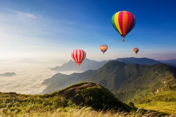 Schilderijen op glas Kleurrijke heteluchtballonnen die over de berg vliegen © artpritsadee