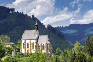 Fototapeta na wymiar Blick auf die St. Leonhard Kirche bei Murau, Österreich
