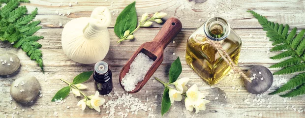 Keuken spatwand met foto Spa setting with jasmine essential oil and flowers. Wellness con © Grecaud Paul