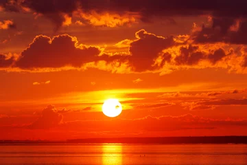 Foto op Plexiglas Zonsondergang aan zee Heldere rode zonsondergang