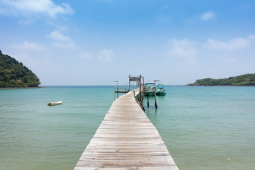Obraz premium Wooden pier on the beach Beautiful tropical sea and blue sky of