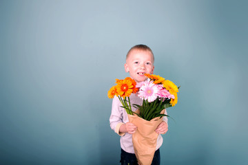 Süßer Junge schenkt Gerbera Blumenstrauß