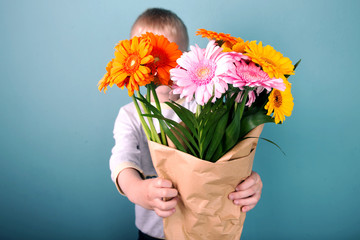 Süßer Junge mit Gerbera Blumenstrauß