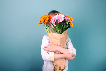 Süßer Junge mit Gerbera Blumenstrauß