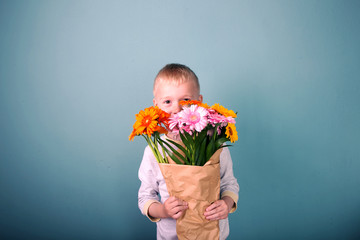 Süßer Junge mit Gerbera Blumenstrauß