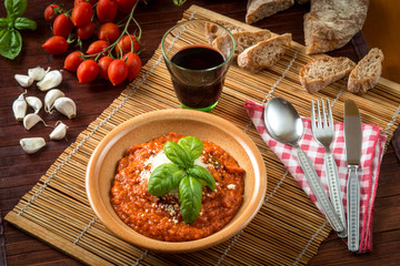 Pappa al pomodoro servita nel piatto e ambientata