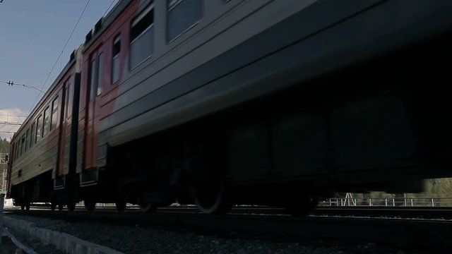 the train rides on the raiway