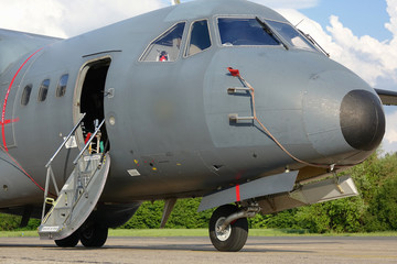 Fototapeta na wymiar avion de transport de l'armée