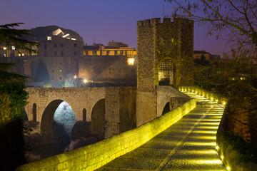 Obraz premium evening view of medieval bridge at Besalu. Catalonia