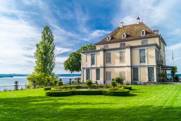 Fototapeta na wymiar Schloss Arenenberg Sommerstimmung mit blauen Wolkenhimmel