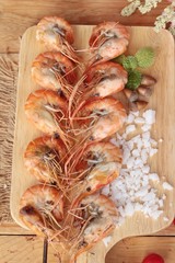 Shrimp or prawn baked with salt is delicious.
