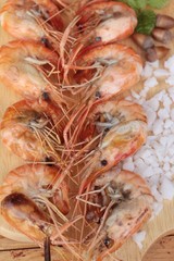 Shrimp or prawn baked with salt is delicious.