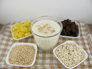 Müslizutaten mit Milch