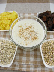 Müslizutaten mit Milch