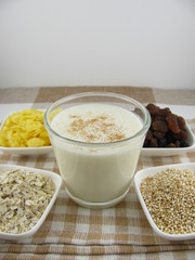 Müslizutaten mit Milch