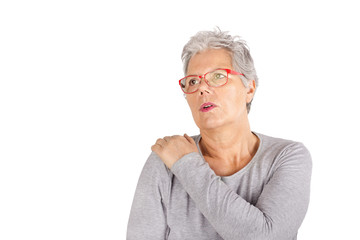 Seniorin mit Schmerzen im Schulterbereich 