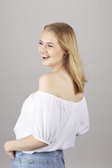 Blonde attraktive junge Frau genie&szlig;t den Sommer