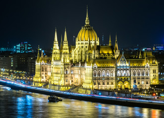 Obraz premium Hungarian parliament by night