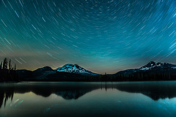 Sternspuren über dem See von Bend, Oregon