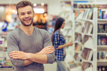 Obraz premium Young people at the book shop