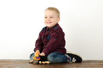 Naklejka premium funny boy kid playing with toy 