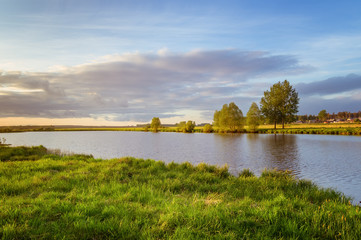 летний пейзаж на зеленом берегу реки на закате дня, Россия, Урал  © 7ynp100
