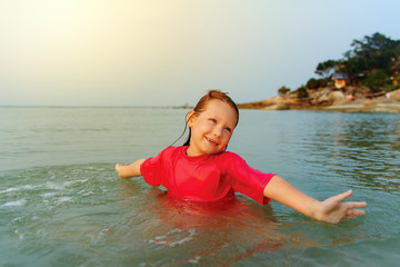Fototapeta na wymiar Happy child playing in sea
