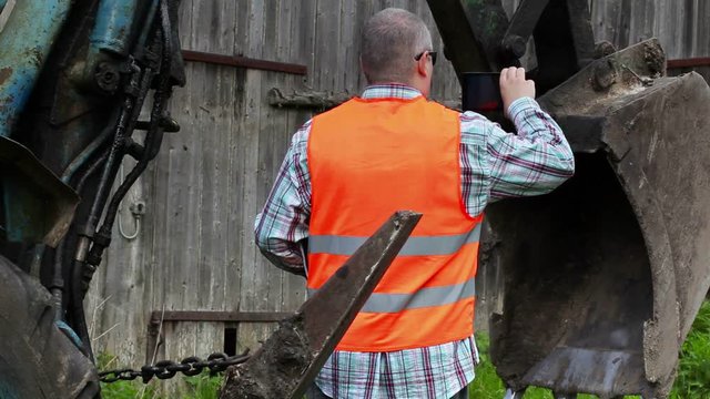 Worker filmed tractor's excavator scoop