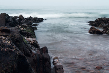 Obraz premium Long exposure shot of the sea coming in