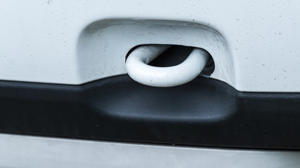 Abschlepphaken oder Abschleppöse an einem Auto PKW