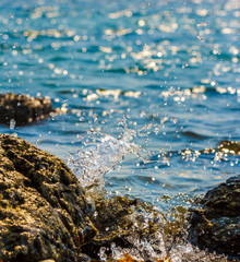 Waves hitting round rocks and splashing